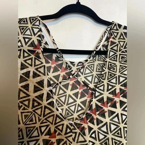 BCBG Generation - geometric pattern blouse - ruffle bottom - boho tribal - Picture 3 of 3